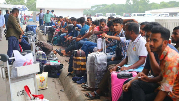 মালয়েশিয়া যেতে বিমানের বিশেষ ফ্লাইট, টিকিট ছাড়াই কয়েকশ’ মানুষ বিমানবন্দরে