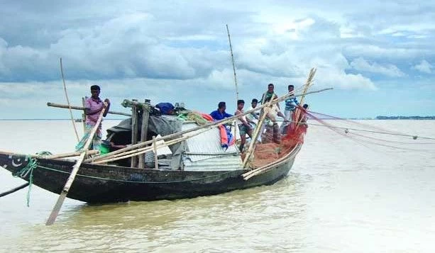 নিষেধাজ্ঞা শেষ, মাছ ধরতে সাগরে যাচ্ছেন জেলেরা