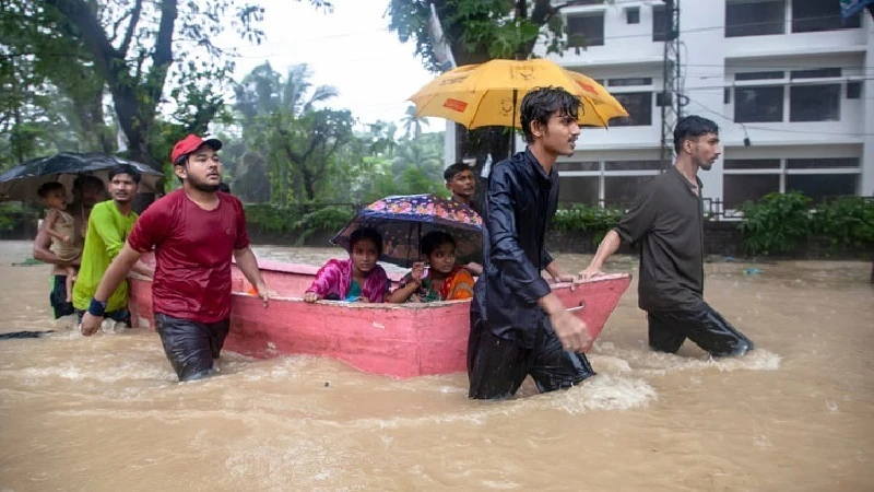 বন্যায় ৮০ লাখ মানুষের জীবন বিপর্যস্ত