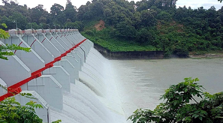 কাপ্তাই বাঁধের ১৬ জলকপাট দিয়ে সেকেন্ডে ছাড়া হচ্ছে ৯৭ হাজার কিউসেক পানি