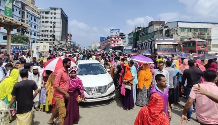 গাজীপুরে বেতন-ভাতাসহ বিভিন্ন দাবিতে সড়ক অবরোধ করেছে কারখানা শ্রমিকরা