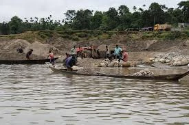 কোটি টাকার পাথর লুট হচ্ছে জাফলংয়ে