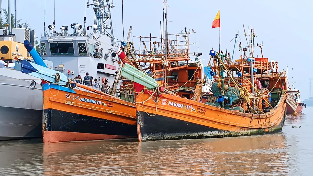 ভারতের পতাকাবাহী দুটি ট্রলারসহ ৩১ জেলে আটক