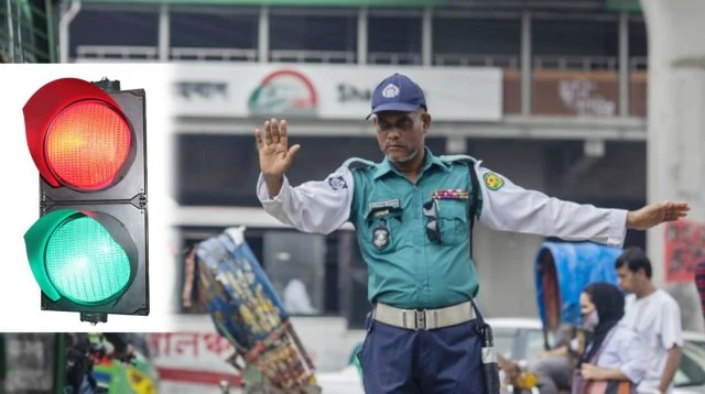 লাল-সবুজ বাতি নিয়ে ফিরছে ট্রাফিক পুলিশ