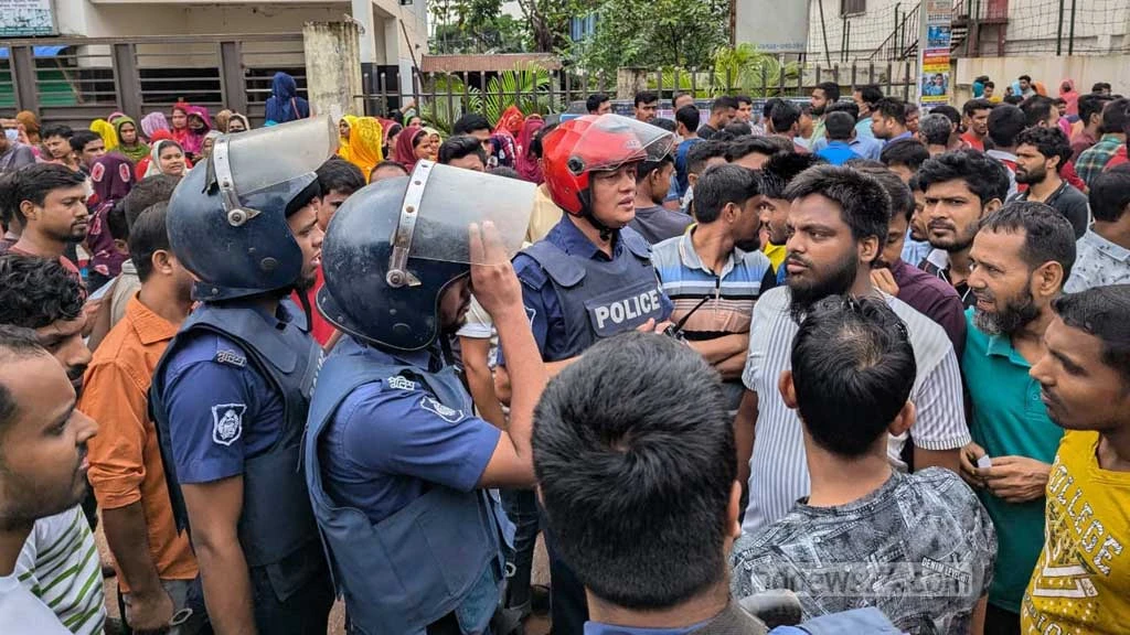 গাজীপুরে দুই কারখানায় শ্রমিক বিক্ষোভ, কাজ বন্ধ