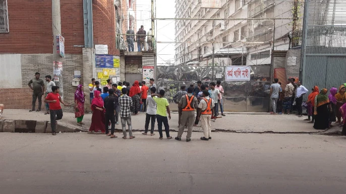 শ্রমিক বিক্ষোভের মুখে গাজীপুরে কারখানা বন্ধ ঘোষণা