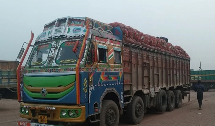 হিলি বন্দর দিয়ে আলু আমদানিতে বাধা, একদিনে দাম বেড়েছে ১২ টাকা
