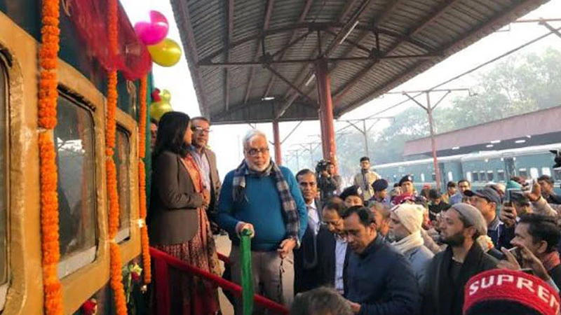 গাজীপুর-ঢাকা ট্রেন চলাচল শুরু, স্টেশনে উপচেপড়া ভিড়