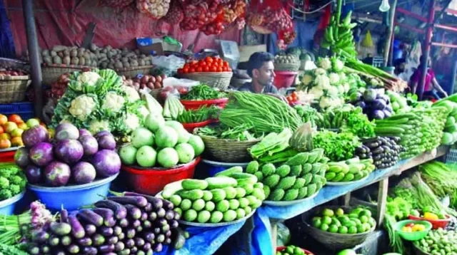 কাঁচা বাজারে দাম বাড়ছে, গ্রাহকদের মাঝে চরম অস্থিরতা