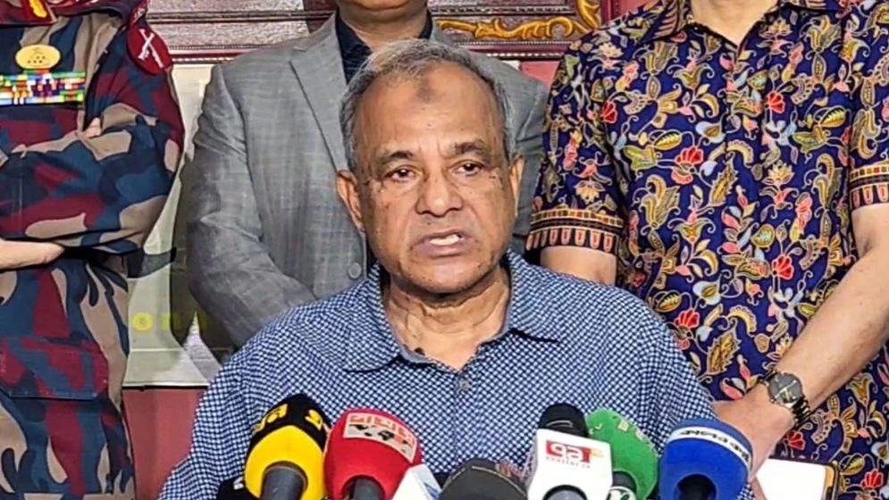 দায়িত্ব পালনে আইনশৃঙ্খলা বাহিনীর গাফিলতি পেলে ব্যবস্থা: স্বরাষ্ট্র উপদেষ্টা