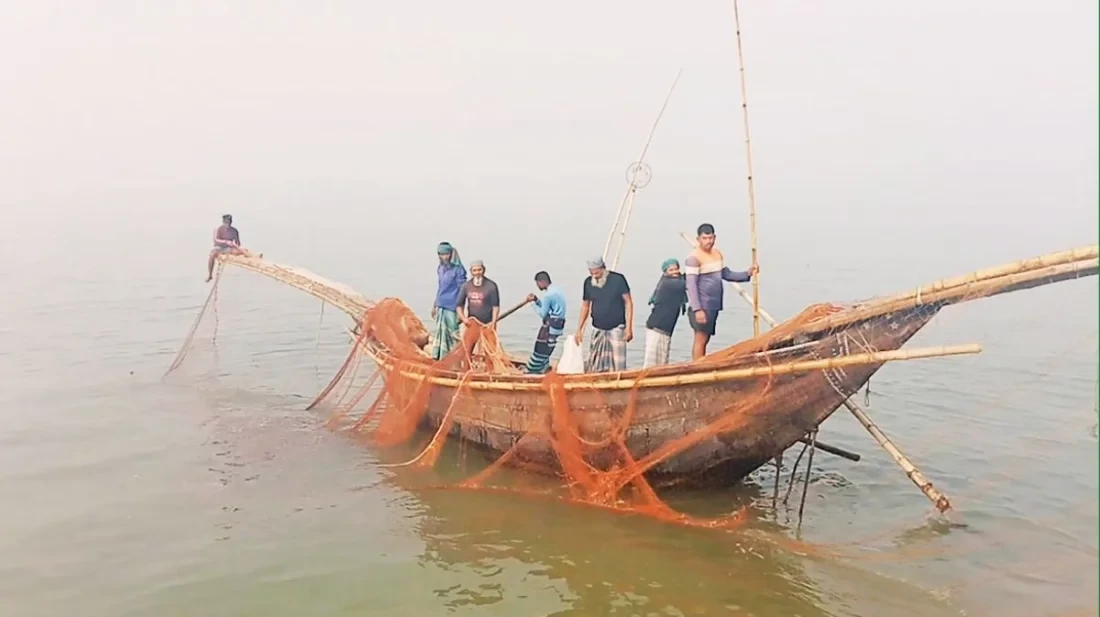 আজ রাত থেকে পদ্মা-মেঘনায় মাছ ধরা নিষিদ্ধ
