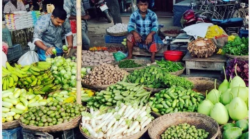 একই হাটে হাত বদলে কেজি প্রতি সবজির দাম বাড়ছে ২০-৫০ টাকা