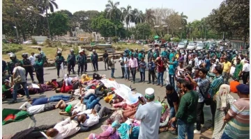 যমুনায় যেতে পুলিশের বাধা, সড়কে শুয়ে পড়েছেন শিক্ষকরা